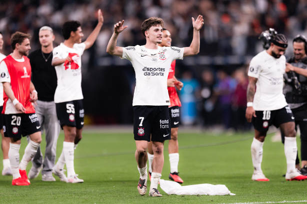 Meia do Corinthians celebra gol decisivo na Libertadores e exalta entrega do elenco após expulsão