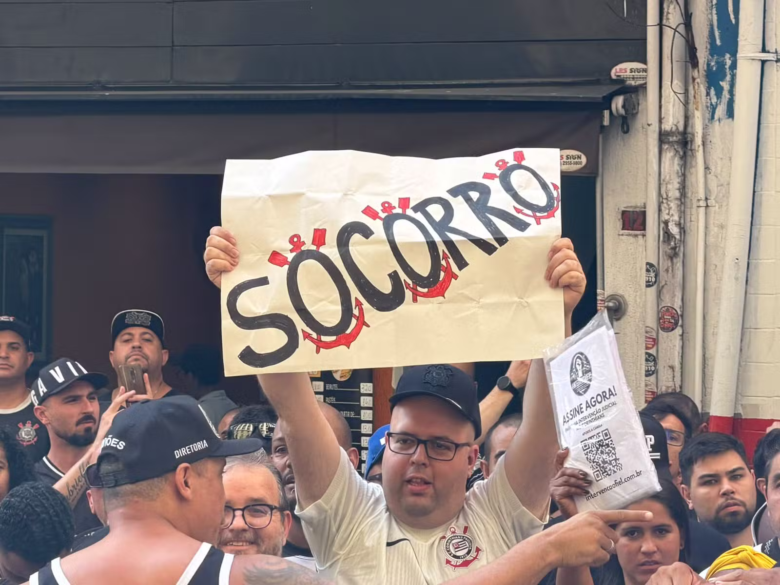 Intervenção judicial no Corinthians: torcida faz protesto no MP
