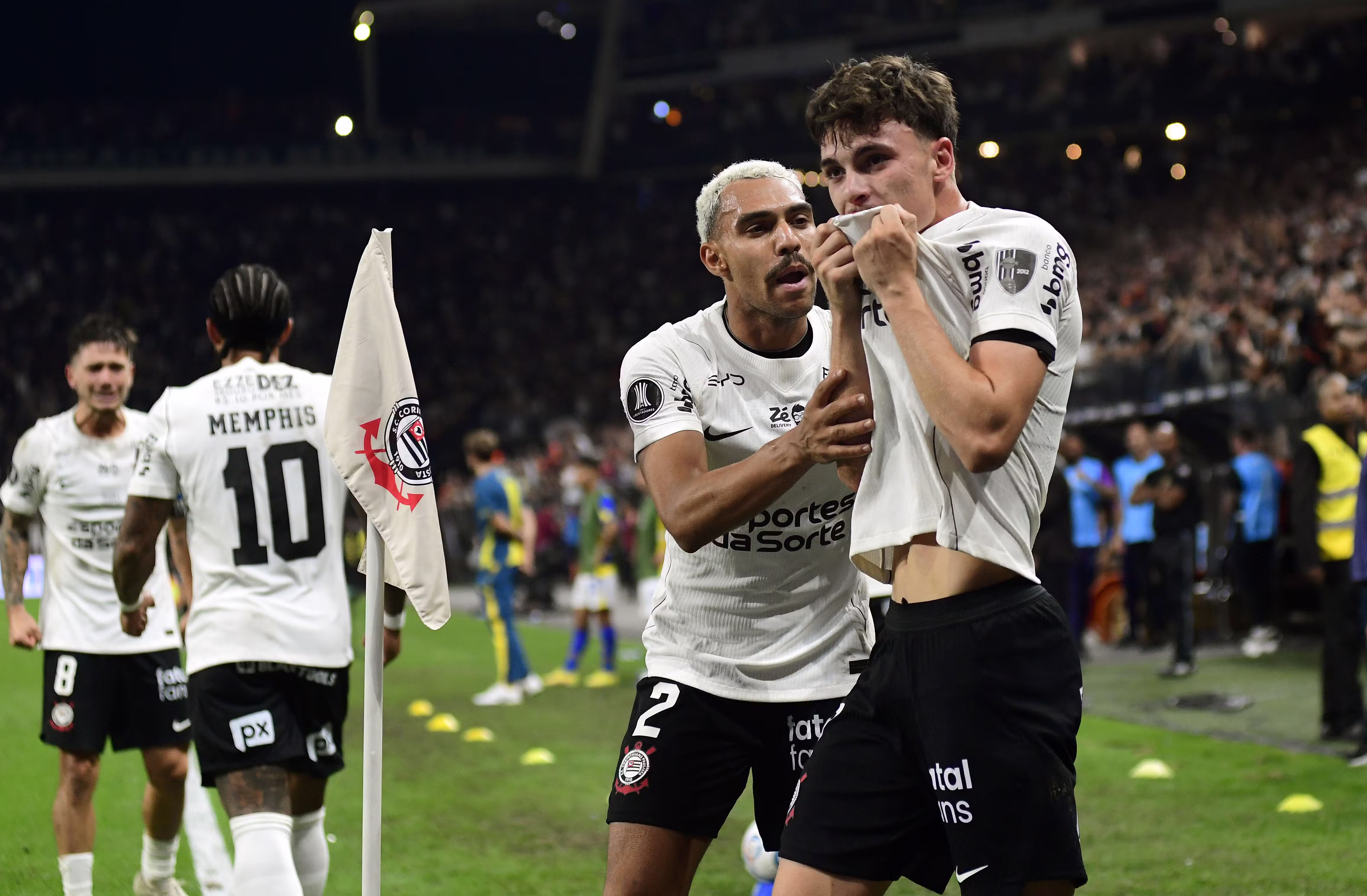 Análise: Corinthians supera expulsão e avança com vitória na raça