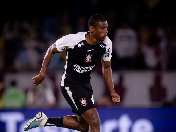 André corre em campo durante partida com a camisa do Corinthians