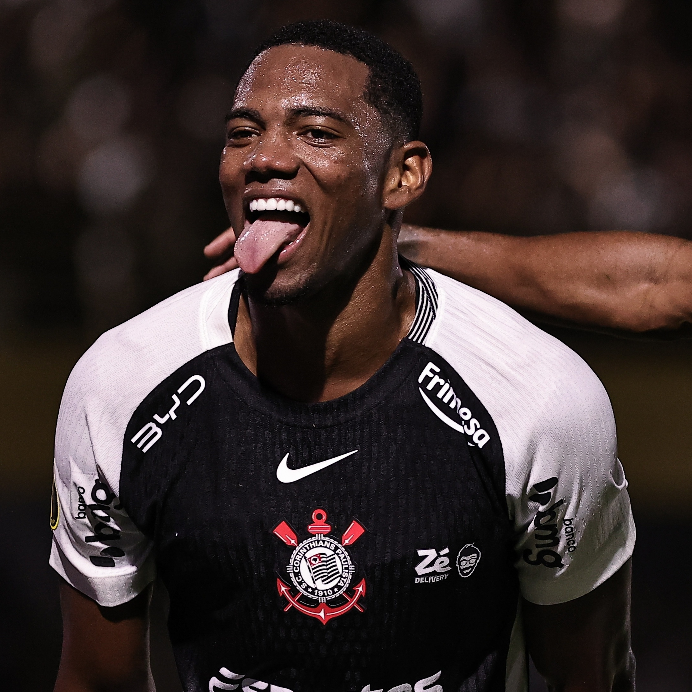 André, volante do Corinthians, comemora durante partida com a camisa alvinegra