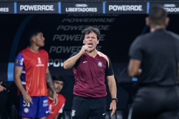 Diniz comenta classificação do Corinthians na Libertadores e revela orientações após expulsão em notícia do Corinthians