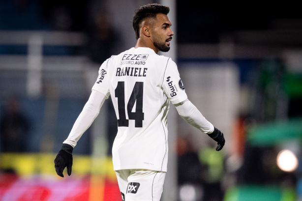 Raniele se desculpa por expulsão e agradece companheiros por entrega em classificação do Corinthians em notícia do Corinthians