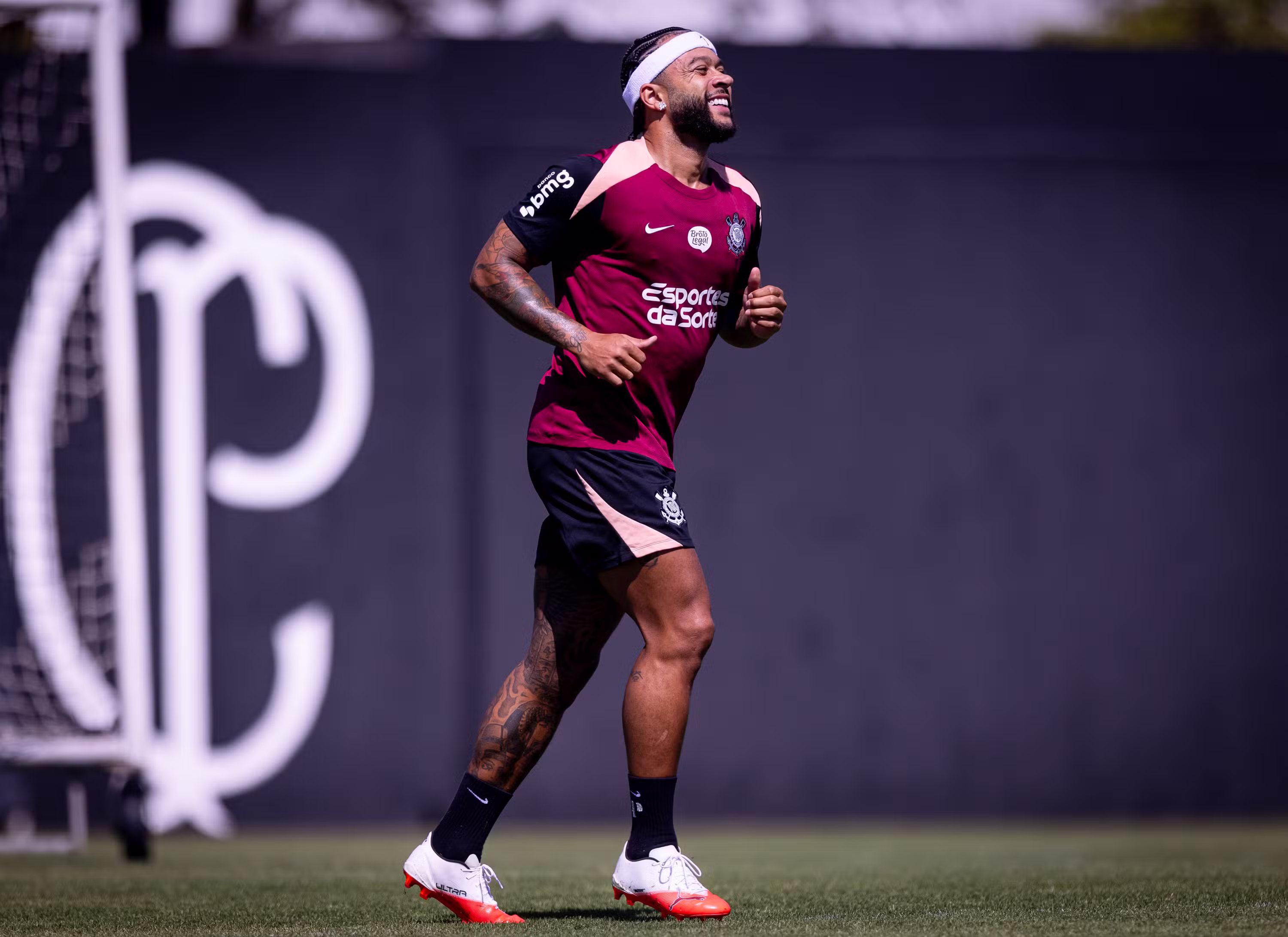 "Rasguem os recibos": Corinthians rebate provocação do Palmeiras em notícia do Corinthians