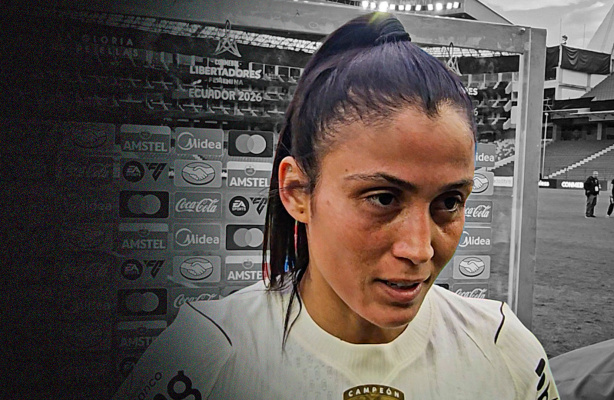 Atacante Jaqueline, do Corinthians, em campo durante partida contra o Colo-Colo.