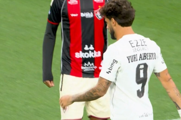 Uniforme do Vitória com marca estampada em partida na Neo Química Arena