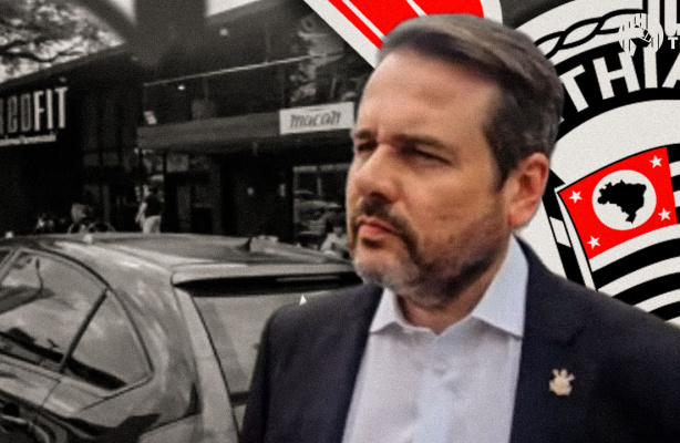 André Castro durante ato oficial de assinatura de sua candidatura à presidência do Corinthians.