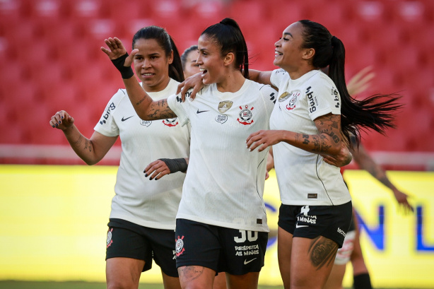 Jaqueline, atacante do Corinthians, em campo pelas Brabas.