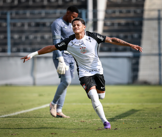 Atacante Luiz Fernando comemorando gol pelo Corinthians Sub-20
