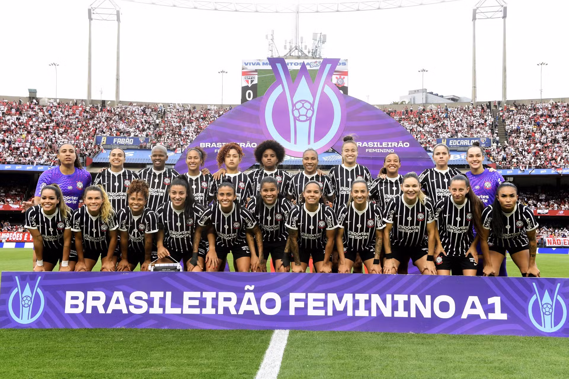 Elenco do Corinthians reunido em campo durante a final do Brasileirão Feminino de 2026.
