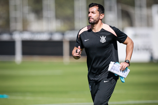Auxiliar técnico Léo Porto orientando o elenco do Corinthians em treinamento