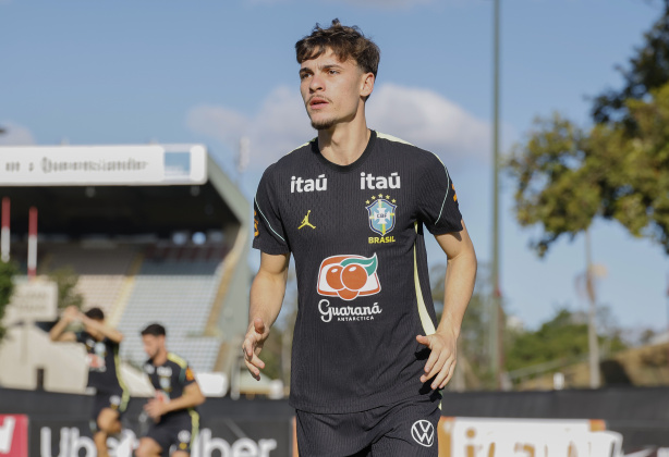 Breno Bidon treinando com a camisa da Seleção Brasileira.