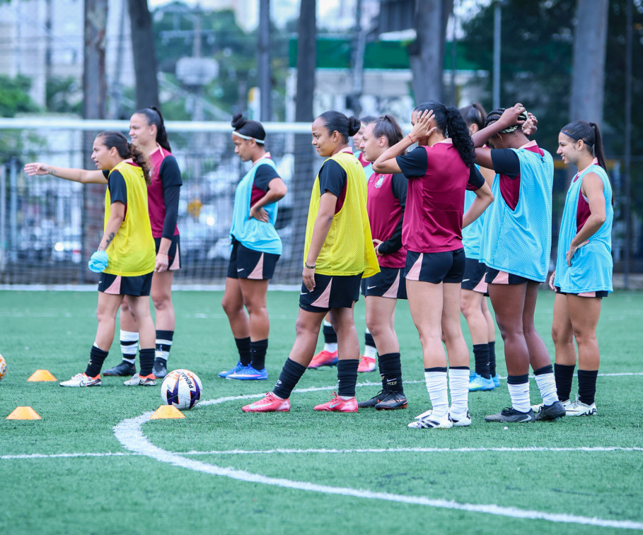 Time do Corinthians Feminino Sub-20 em campo durante partida