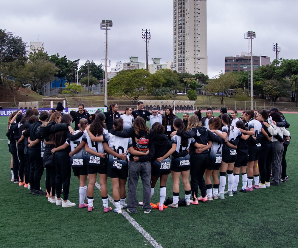 Time feminino sub-15 do Corinthians em campo.