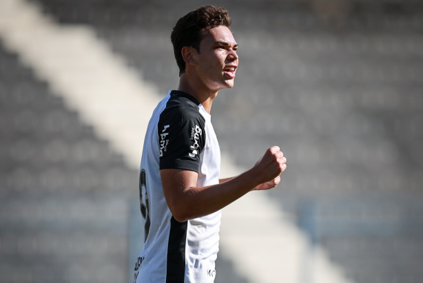 Time do Sub-17 do Corinthians comemorando gol durante partida no Parque São Jorge.