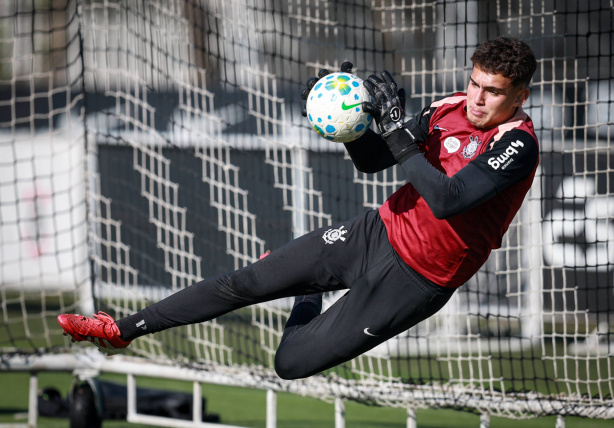 Goleiro Gustavo Milani em treinamento pela base do Corinthians.