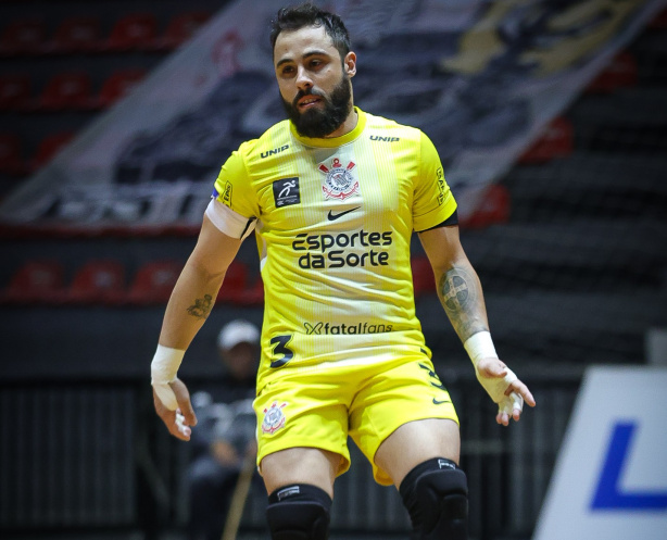 Jogadores do Corinthians em partida oficial de futsal, concentrados e prontos para o confronto.