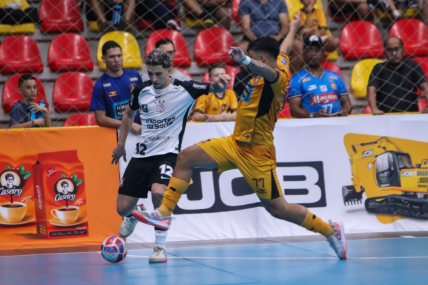 Jogadores do Corinthians em partida oficial de futsal no Ginásio Wlamir Marques.