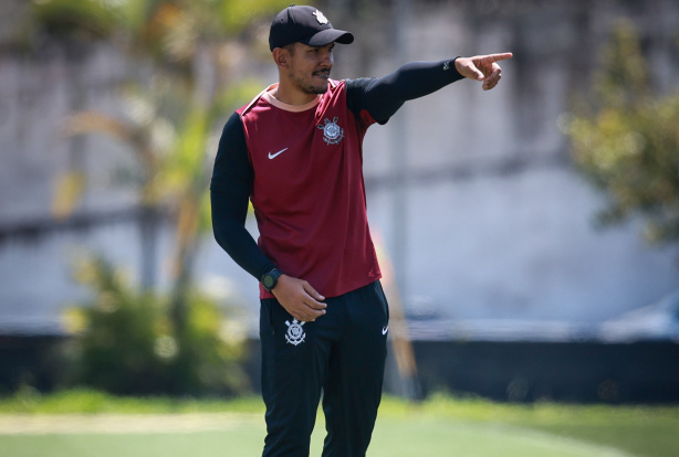 Jogadores do Corinthians Sub-17 em treinamento na Fazendinha.