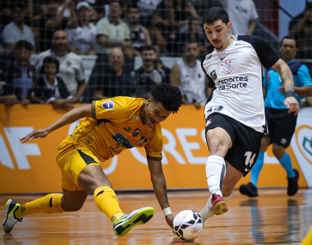 Jogadores do Corinthians em quadra durante partida da LNF.