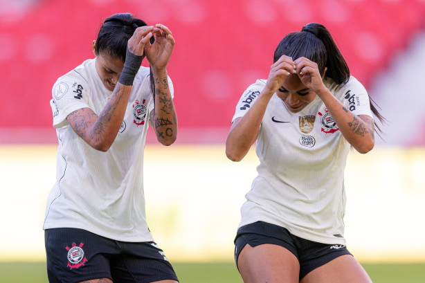 Jogadoras do Corinthians comemoram gol em partida da Libertadores Feminina contra o Colo-Colo.