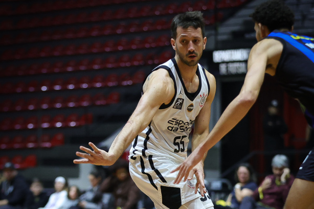 Jogadores do Corinthians Basquete em quadra no Ginásio Wlamir Marques