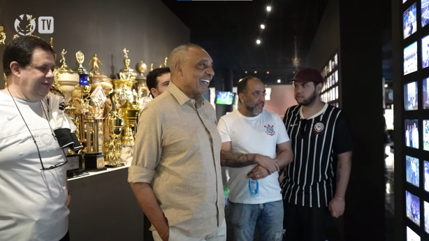 Basílio e torcedores no Memorial do Corinthians