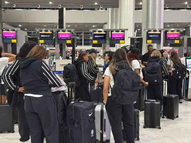 Delegação do Corinthians Feminino embarcando no Aeroporto de Guarulhos para a Libertadores
