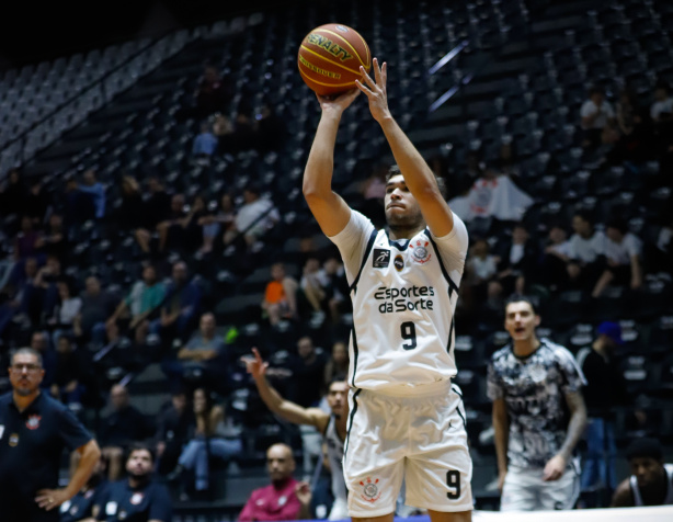 Armador Matheus Jamelão em ação pelo basquete do Corinthians