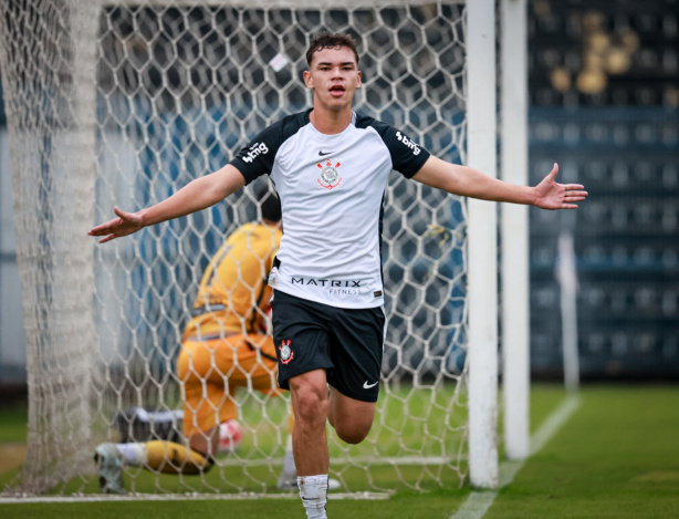 Atacante Miguel Moscardo em treino com a equipe principal do Corinthians