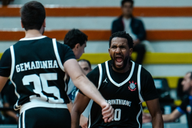Jogadores do basquete do Corinthians em quadra durante partida da Liga Sul-Americana.