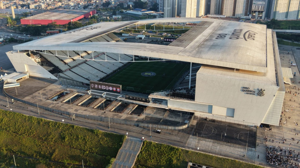 Fachada da Neo Química Arena em dia de jogo