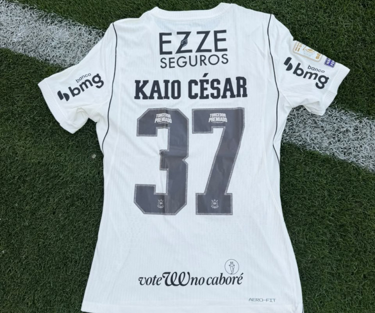 Logo do Corinthians ao lado da marca da agência We em tela de exibição.