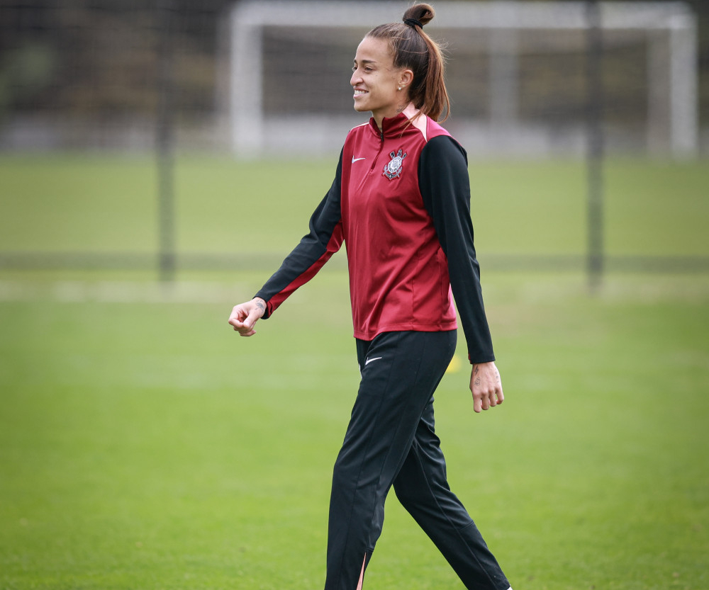 Jogadoras do Corinthians Feminino durante treinamento no gramado do CT Joaquim Grava.