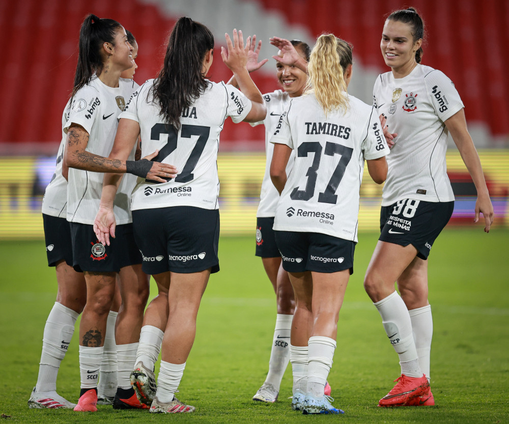 Jogadoras do Corinthians comemoram gol em partida da Libertadores Feminina