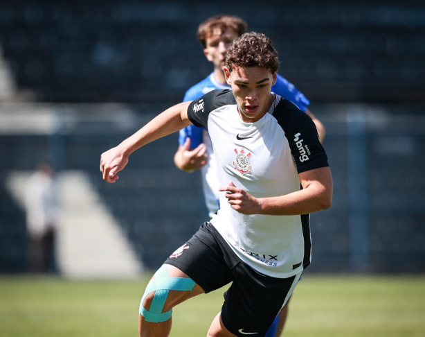 Jogadores do Corinthians Sub-17 em campo durante partida do Campeonato Paulista.