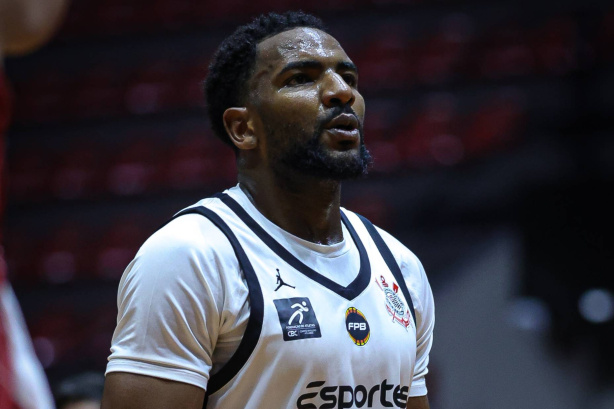 Jogadores do Corinthians em quadra durante partida de basquete.