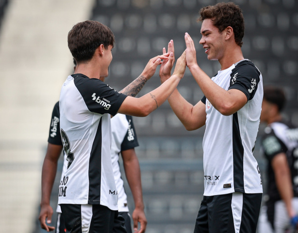 Jogadores do Corinthians sub-17 em treinamento no Parque São Jorge.