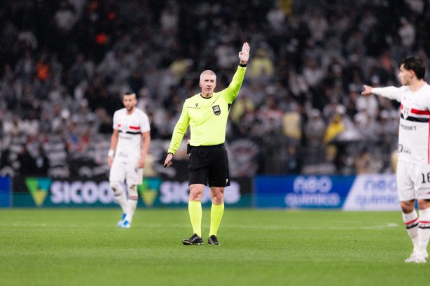 Anderson Daronco em campo durante partida do Corinthians.