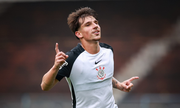 Lucca Caramico vestindo a camisa do Corinthians em treino das categorias de base.