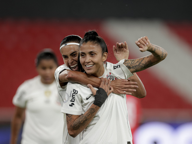 Jogadoras do Corinthians feminino comemoram gol em partida da Libertadores