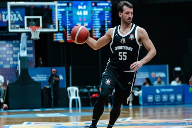 Jogadores do Corinthians em quadra durante partida do NBB
