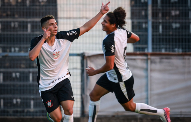 Jogadores do Corinthians Sub-17 comemorando gol em partida do campeonato estadual