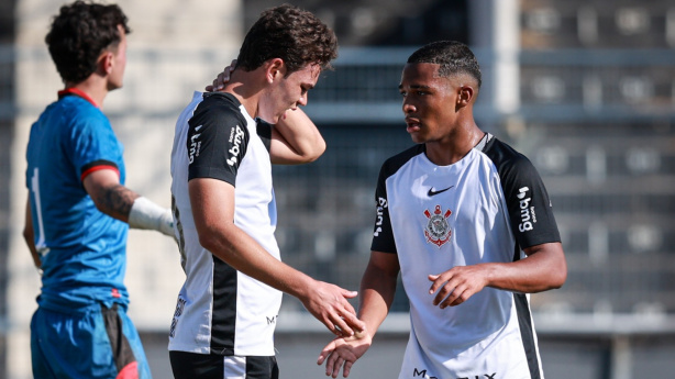 Jogadores do Corinthians Sub-17 comemorando gol
