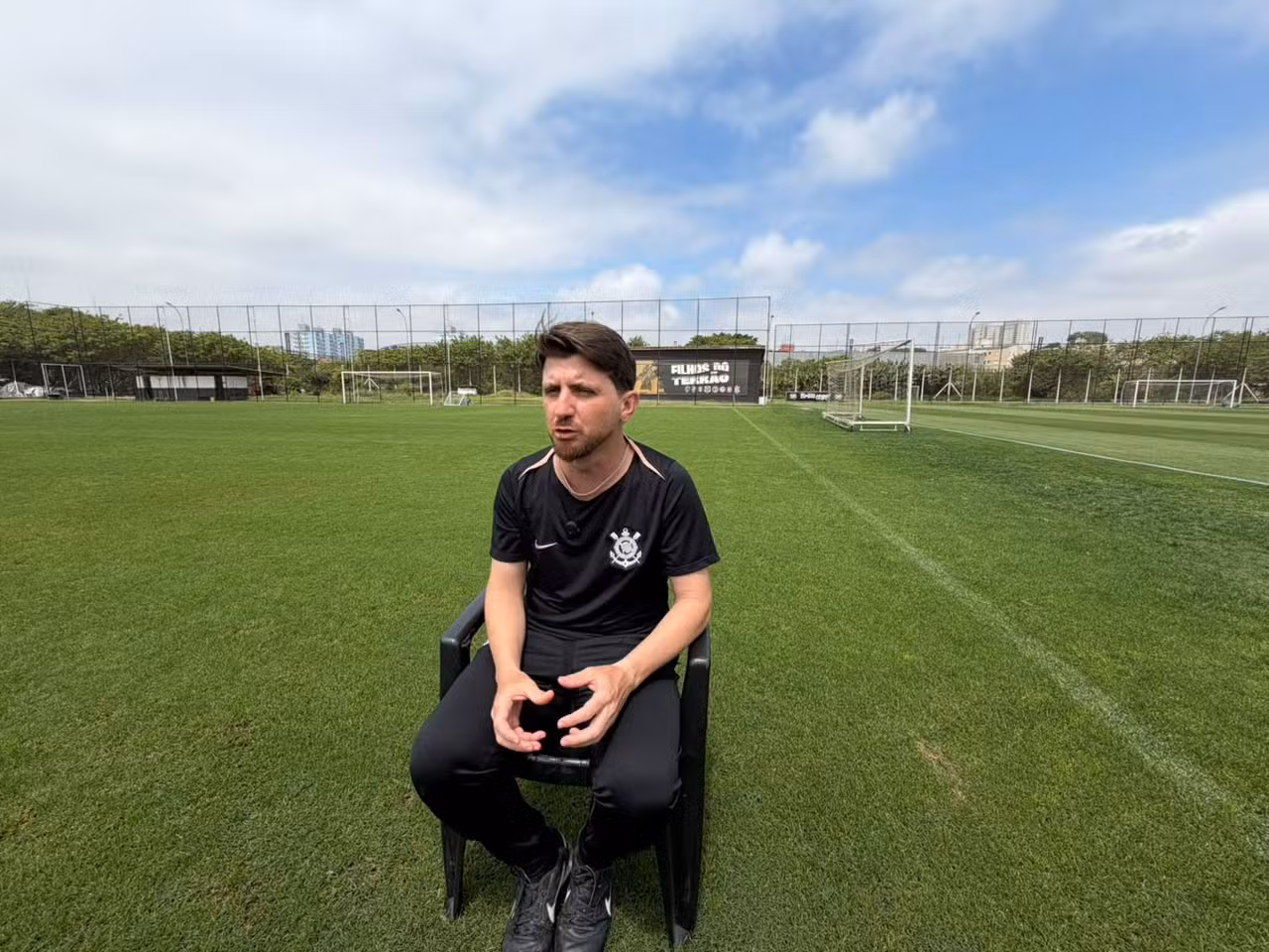 William Batista, técnico do Sub-20 do Corinthians, em treino no CT.