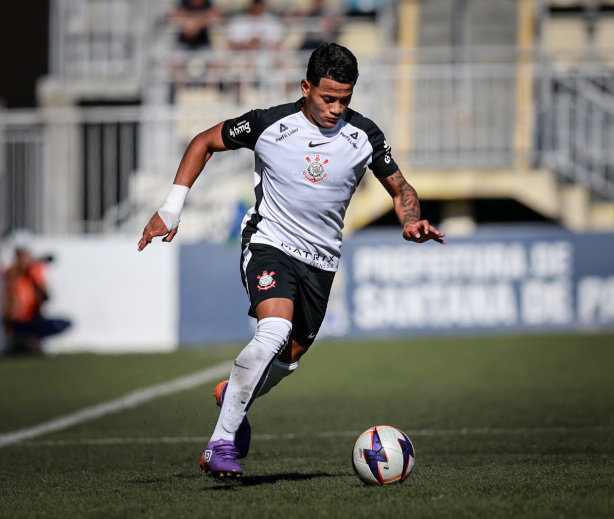 Jogadores do Corinthians Sub-20 em comemoração após vitória no Paulistão.