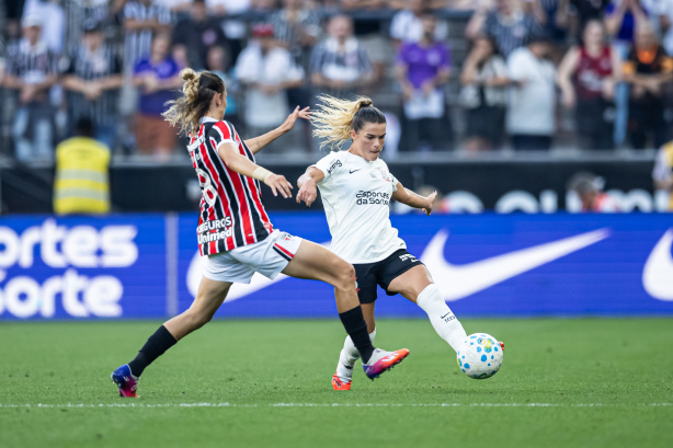 Jogadoras do Corinthians em campo durante a final contra o São Paulo na Neo Química Arena.