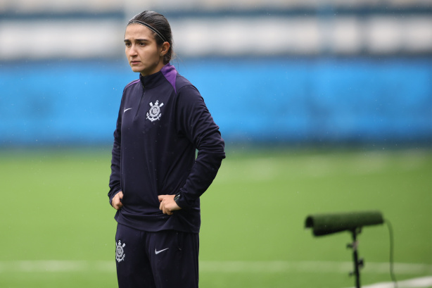 Jogadoras do elenco feminino de base do Corinthians em campo durante partida pelo Paulistão.