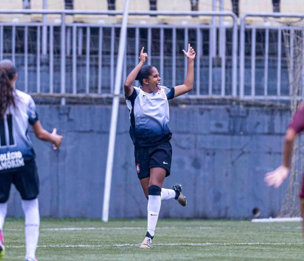 Time feminino Sub-17 do Corinthians em campo durante partida do Paulistão