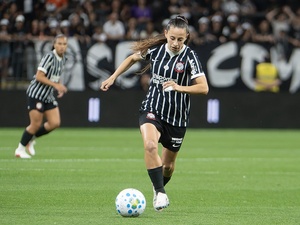 Jogadoras do time feminino do Corinthians em campo durante partida decisiva.